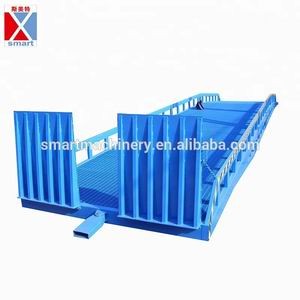 Mobile hydraulic boarding bridge